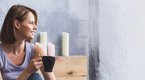 femme tenant une tasse de café